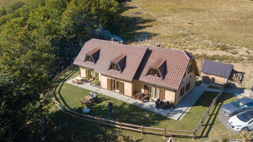 an aerial view of a house with a car parked at Vikendica Vila Despotovic in Kopaonik
