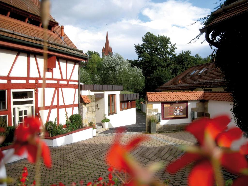 HeroldsbergにあるHotel Hof 19 - Das charmante Ambienthotel Nürnberg Heroldsbergの前景の赤い花の集合