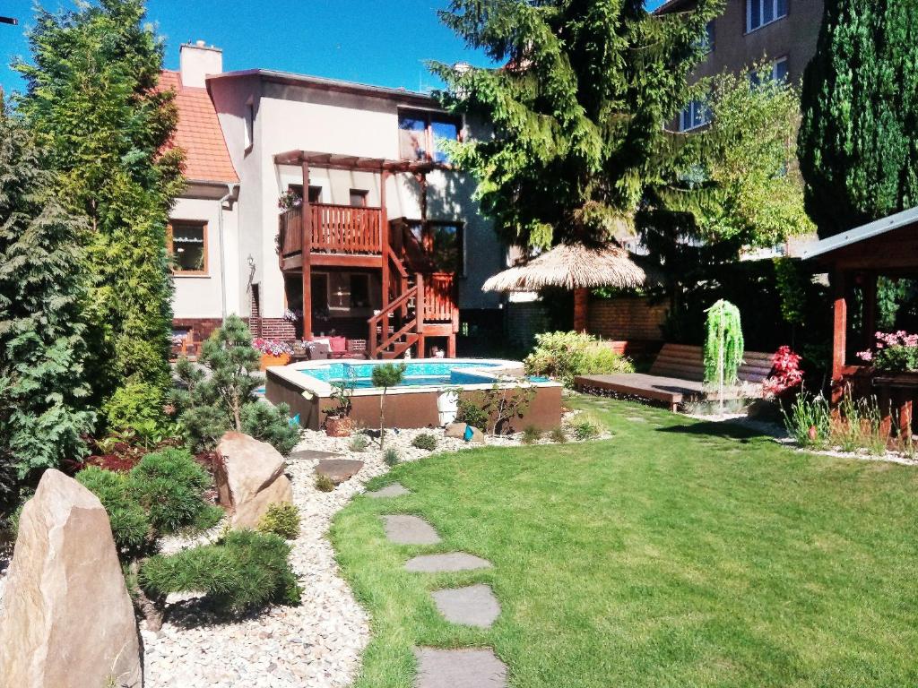 Bazén v ubytování Apartmány Aranka nebo v jeho okolí