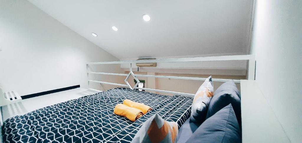 Letto o letti in una camera di MADOR Malang Dorm Hostel