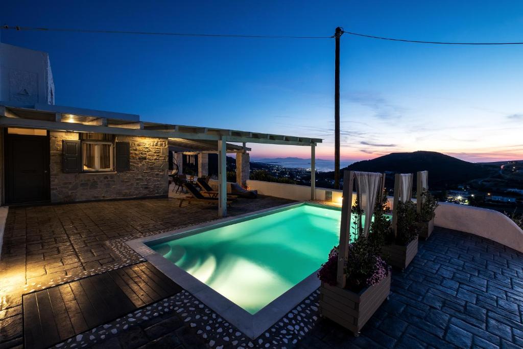 Bazén v ubytování Paros Villas Nereids nebo v jeho okolí