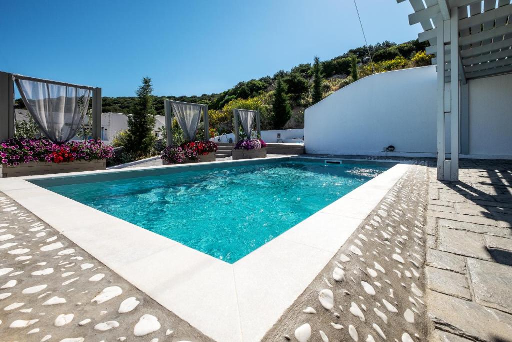 Bazén v ubytování Paros Villas Nereids nebo v jeho okolí