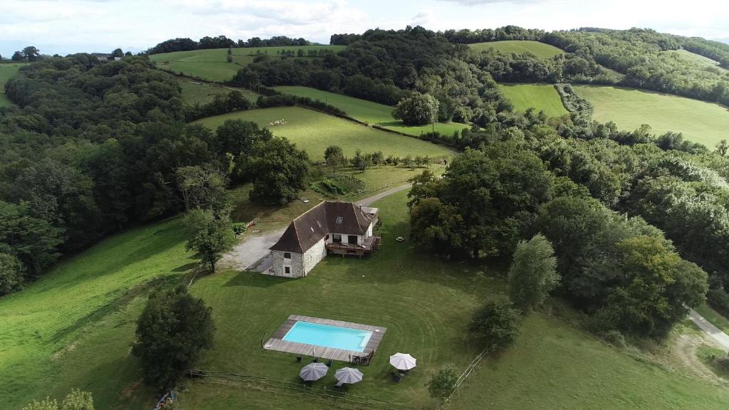 - une vue aérienne sur une maison dans un champ avec une piscine dans l'établissement Chambres d hotes AZKENA, à Arrast-Larrebieu
