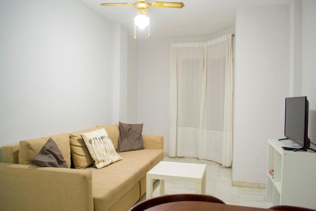 Televízia a/alebo spoločenská miestnosť v ubytovaní Holidays Malaga