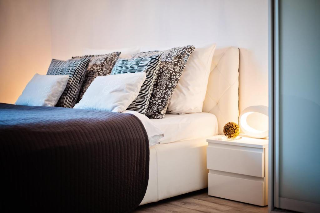 Postel nebo postele na pokoji v ubytování Apartamenty Homely Place Casa Verona - Stary Rynek - Parking