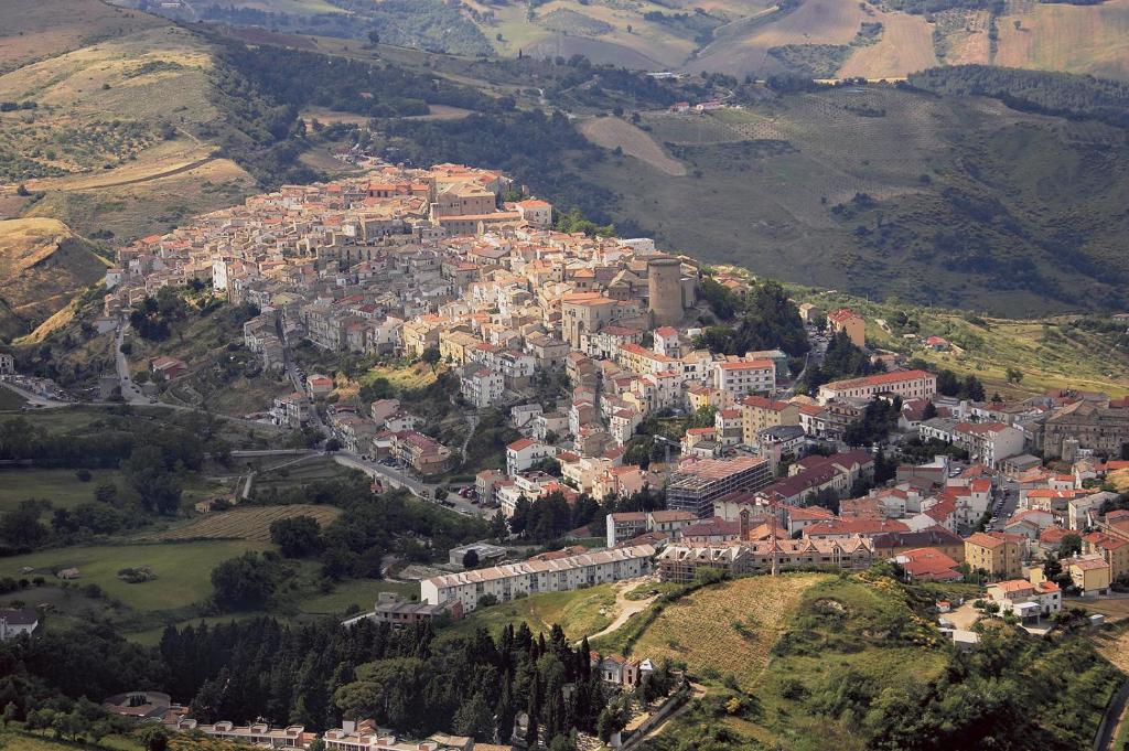 een luchtzicht op een stad op een berg bij ...a casa di Sandro in Tricarico