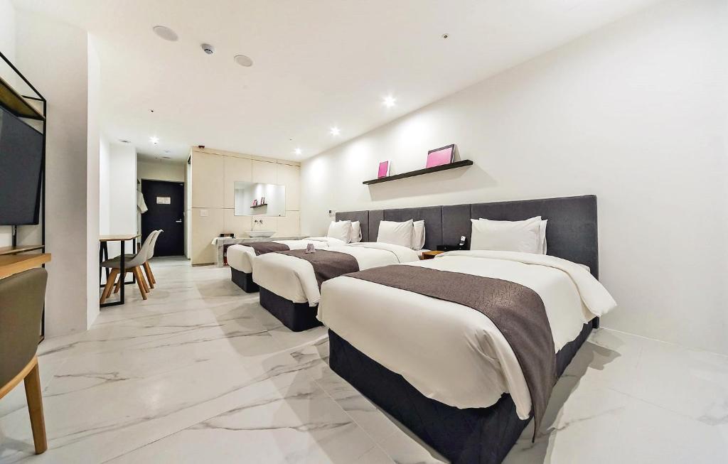 Postel nebo postele na pokoji v ubytování Hotel Noblestay