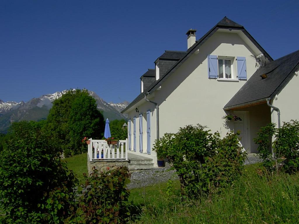 Casa blanca con porche y valla en Gîte des Moulins - Val d'Azun Pyrénées, en Arcizans-Dessus