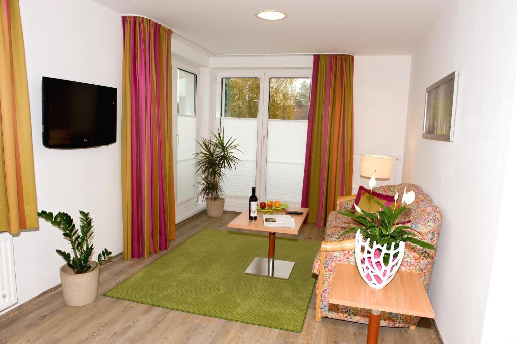A television and/or entertainment centre at Ferienwohnungen - Boarding Wohnungen Sonnenhof