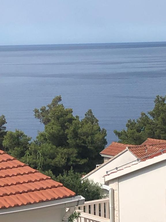 Blick auf das Wasser von den Dächern der Häuser in der Unterkunft Apartment Hannah in Brna