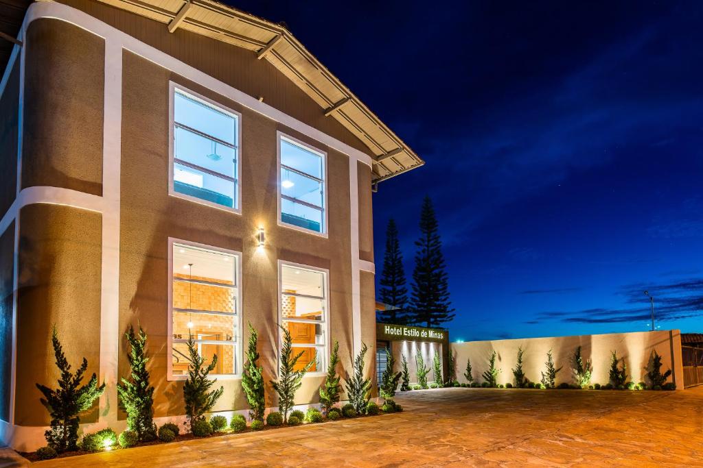 a building with plants in front of it at night at Hotel Estilo de Minas in Diamantina