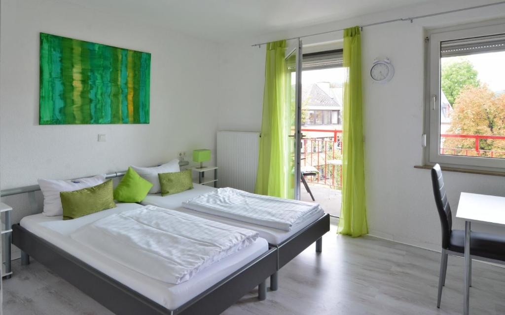 Ricks City Hotel - Family Room With Balcony