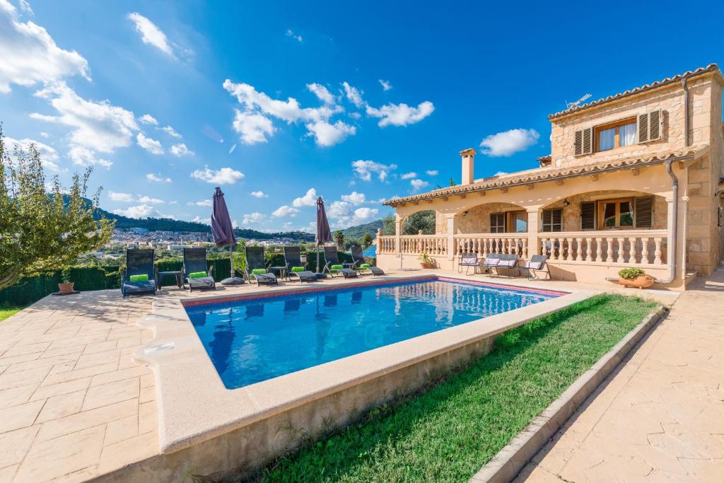 une villa avec une piscine et une maison dans l'établissement Solluna, à Son Servera