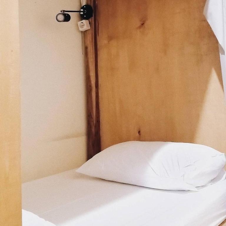 Postel nebo postele na pokoji v ubytování Tani Jiwo Hostel