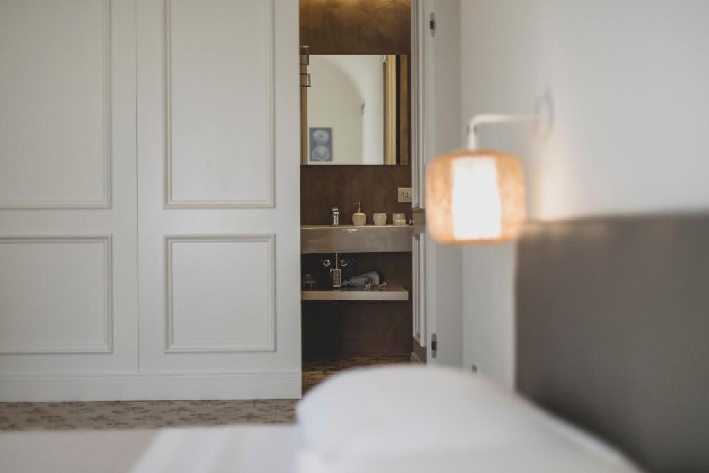 Łóżko lub łóżka w pokoju w obiekcie Cefalù Design Suites