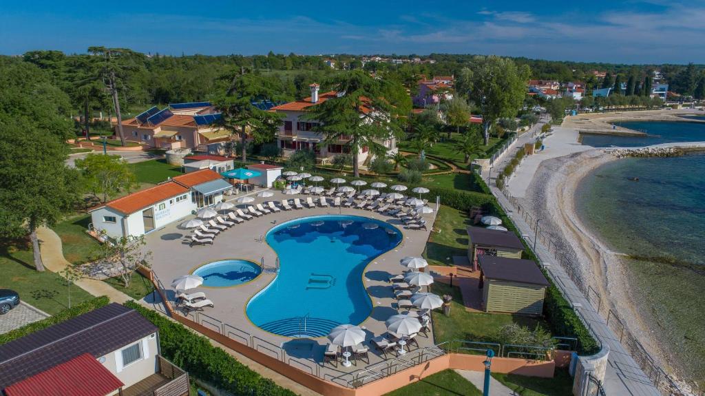 una vista aérea de un complejo con piscina en Apartments Materada Residence, en Poreč