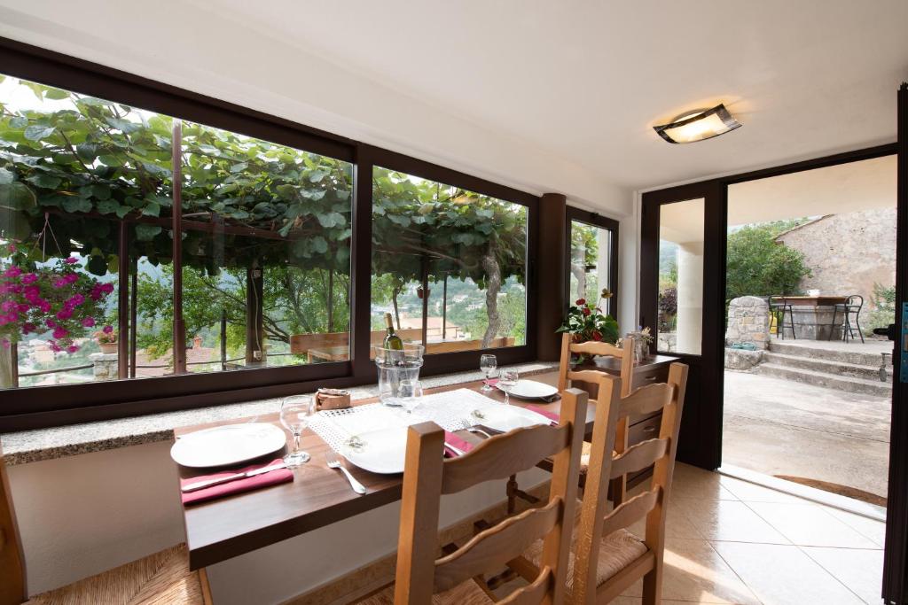 Zdjęcie z galerii obiektu 2 Apartments in Old Stone House near Opatija w mieście Ičići