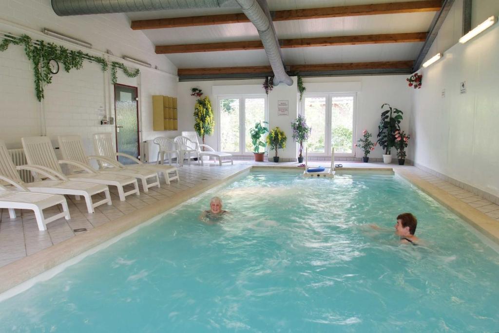 Swimming pool sa o malapit sa Ferienzentrum Brouwer, 75010