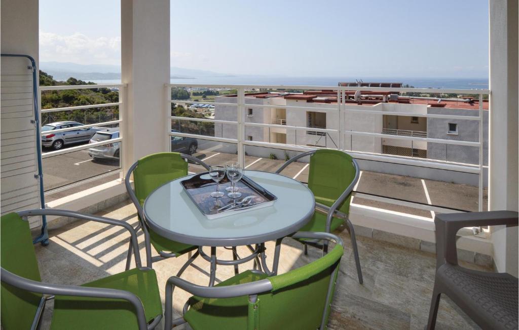 アジャクシオにあるBeautiful Apartment In Ajaccio With 1 Bedrooms And Wifiの景色を望むバルコニー(テーブル、椅子付)