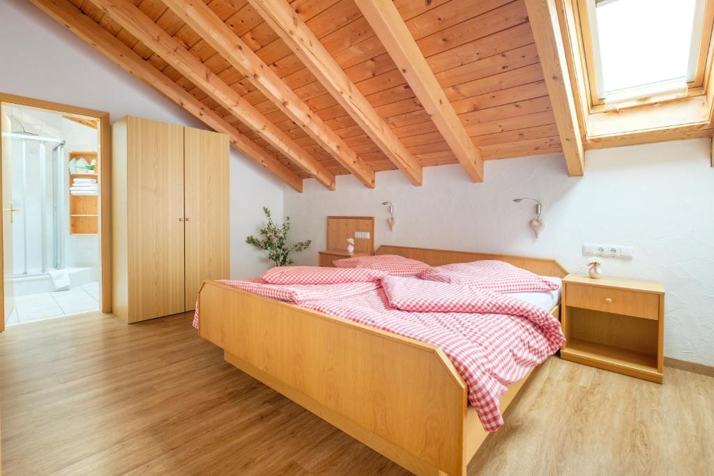 Postel nebo postele na pokoji v ubytování Gästehaus Mooswiese
