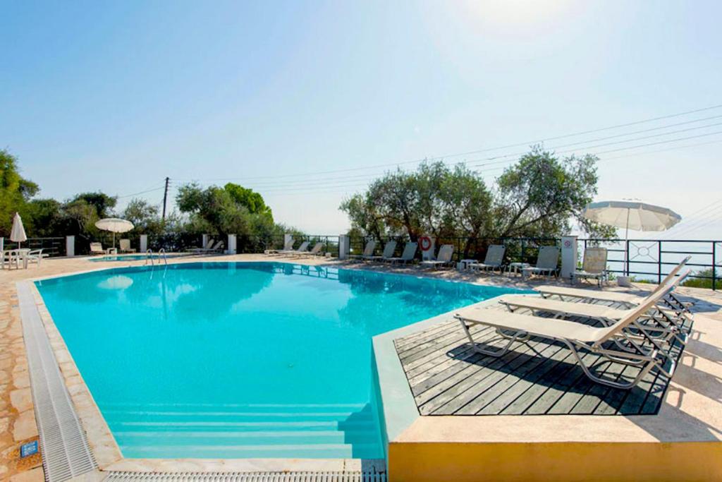 Bazén v ubytovaní Nissaki Thalassa Aparment by Sealand Villas alebo v jeho blízkosti