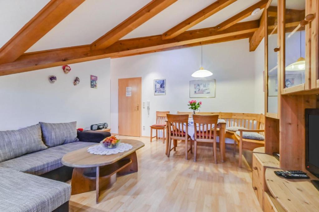 uma sala de estar com um sofá e uma mesa em Katharinenhof Ferienwohnung Hausberg (6) em Garmisch-Partenkirchen