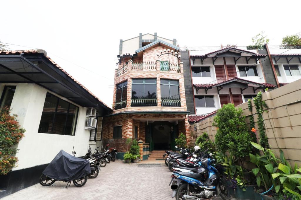 um grupo de motociclos estacionados em frente a um edifício em Hotel Alamanda em Jakarta