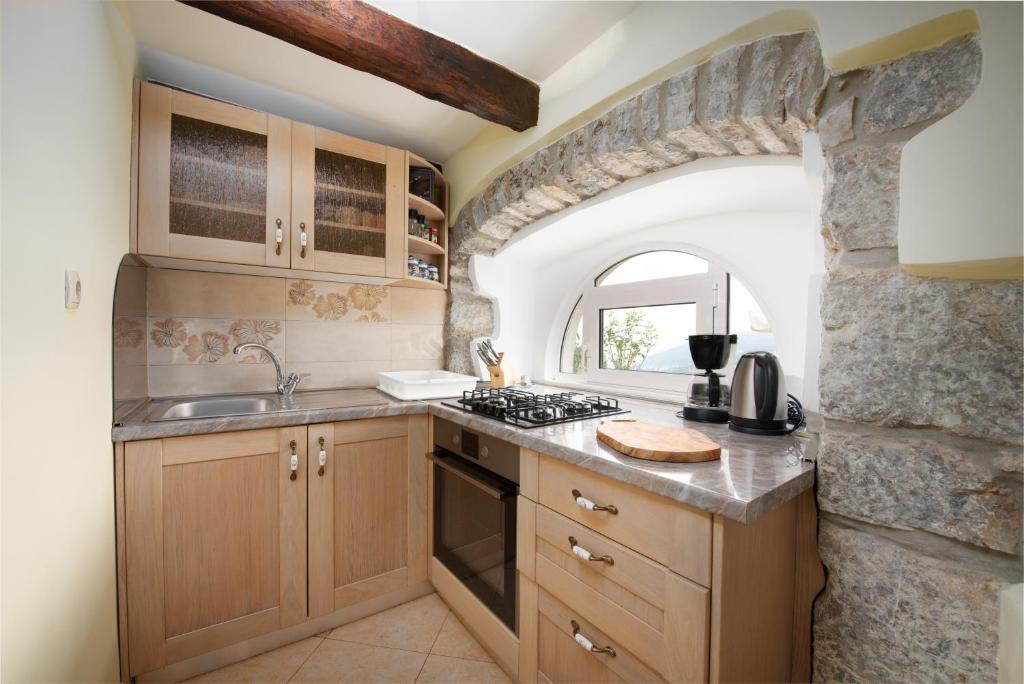 Kuchnia lub aneks kuchenny w obiekcie 2 Apartments in Old Stone House near Opatija