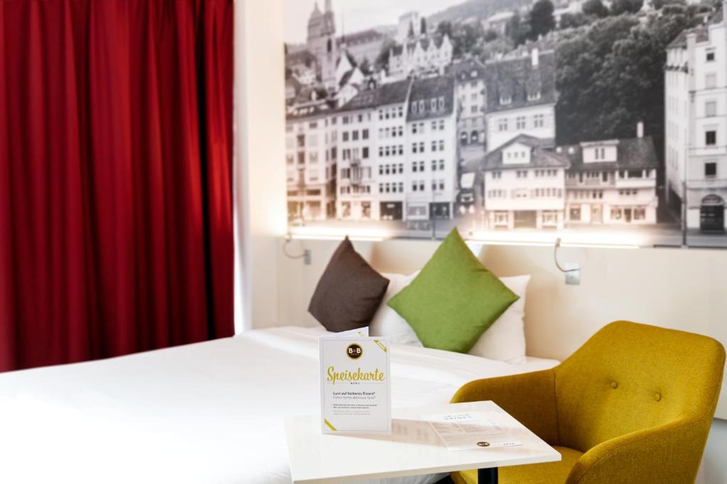 Llit o llits en una habitació de B&B HOTEL Zürich Wallisellen