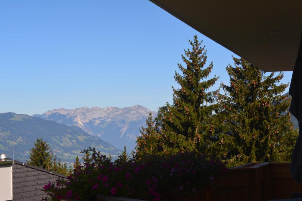 A general mountain view or a mountain view taken from Az apartmant
