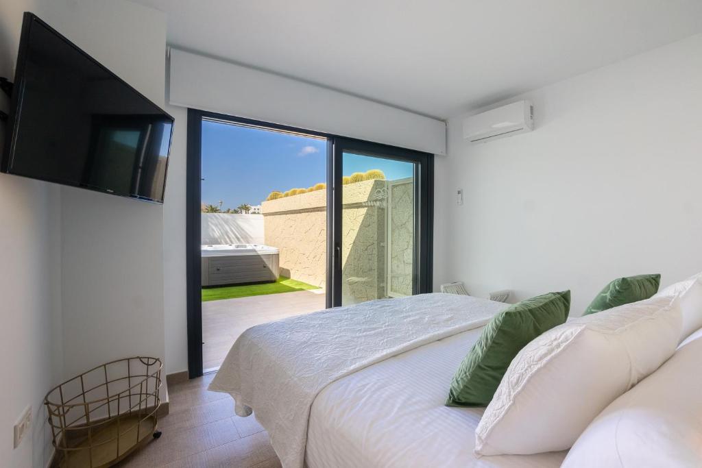 A bed or beds in a room at Sea Breeze Villas Lapa and Claca