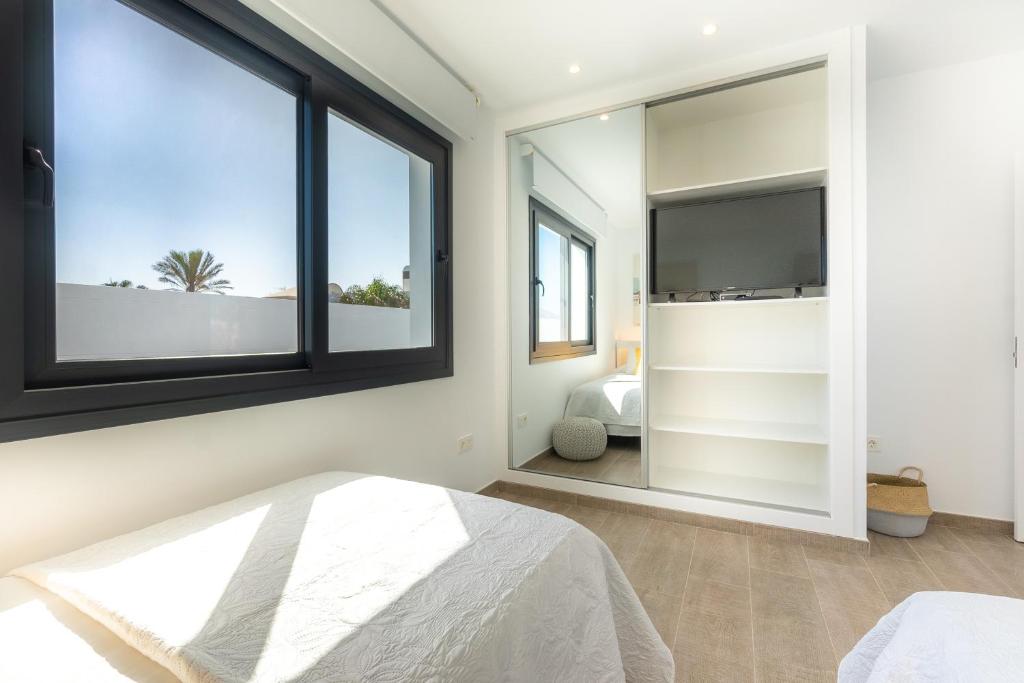 A bed or beds in a room at Sea Breeze Villas Lapa and Claca