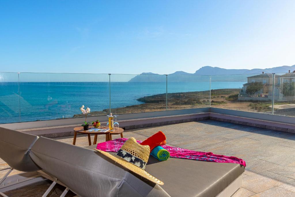 ソン・セッラ・デ・マリーナにあるSon Serra Relax 2 By homevillas360のソファ付きの客室で、海の景色を望めます。