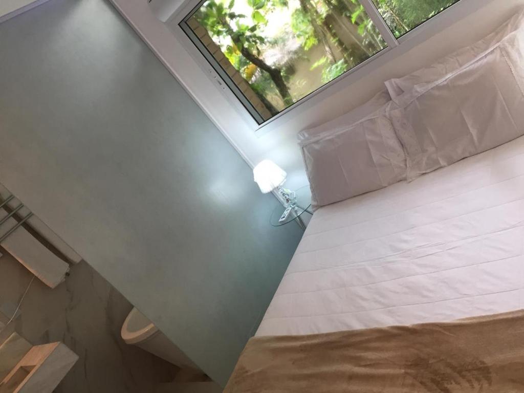 Postel nebo postele na pokoji v ubytování Apart Hotel Delphin Guaruja