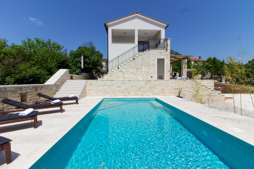 Bazén v ubytování Beautiful villa Irma with private pool near Rovinj nebo v jeho okolí
