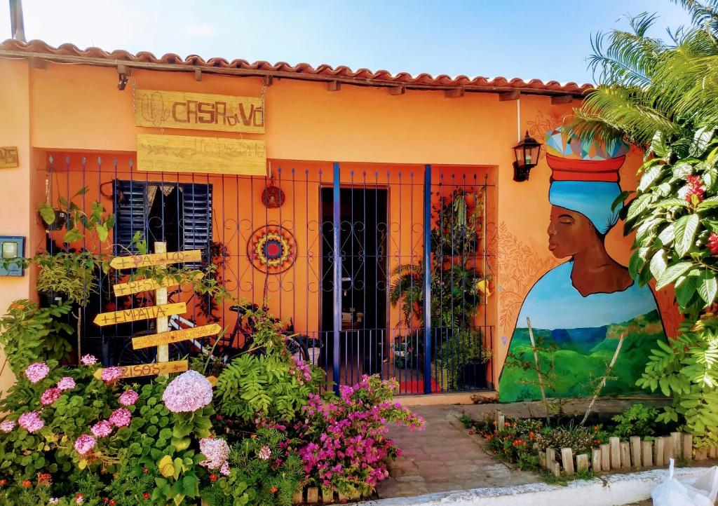 a building with a painting of a woman on it at Casa di Vó in Mucugê