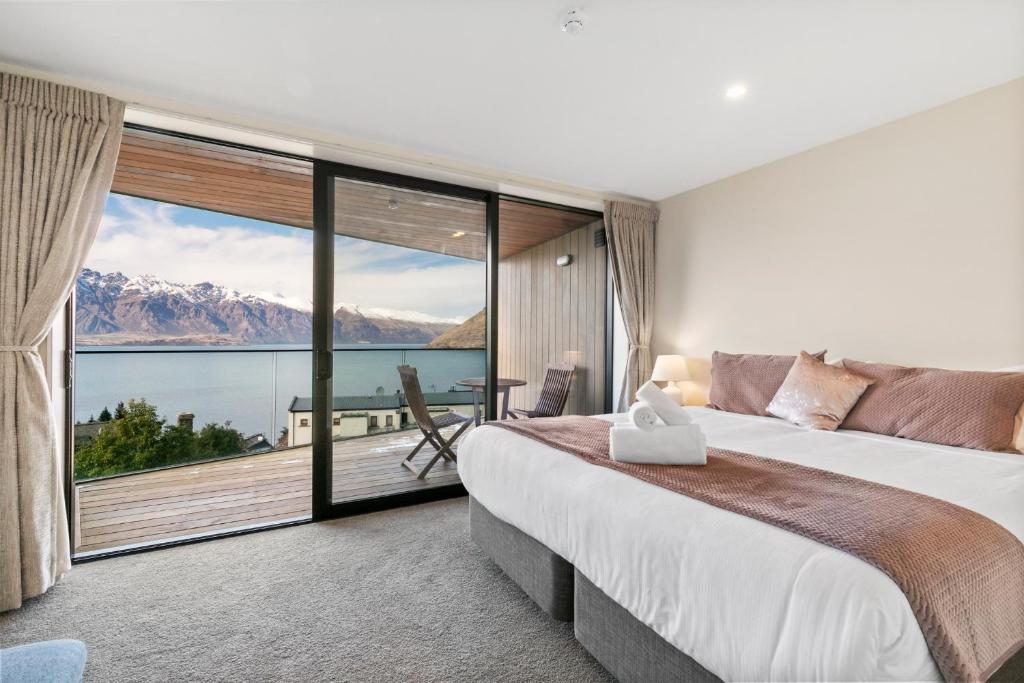 Ein Bett oder Betten in einem Zimmer der Unterkunft Falcon&#39;s View Queenstown