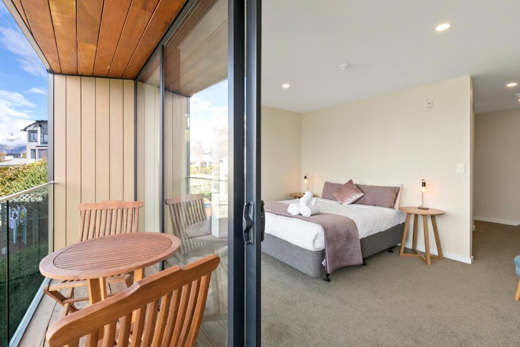 Ein Bett oder Betten in einem Zimmer der Unterkunft Falcon&#39;s View Queenstown