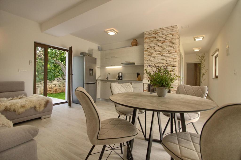Kuchyň nebo kuchyňský kout v ubytování Beautiful villa Irma with private pool near Rovinj