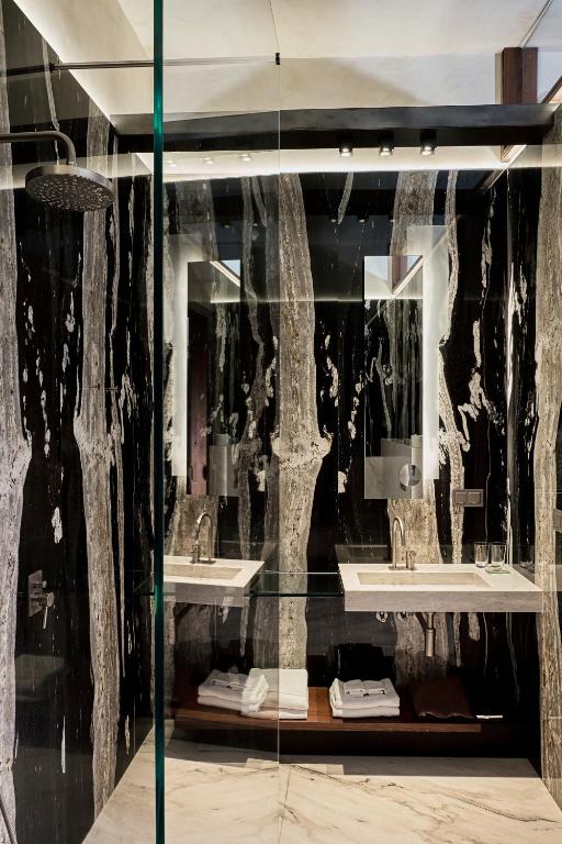 a display window of a store with sinks and mirrors at Hotel Stary in Kraków