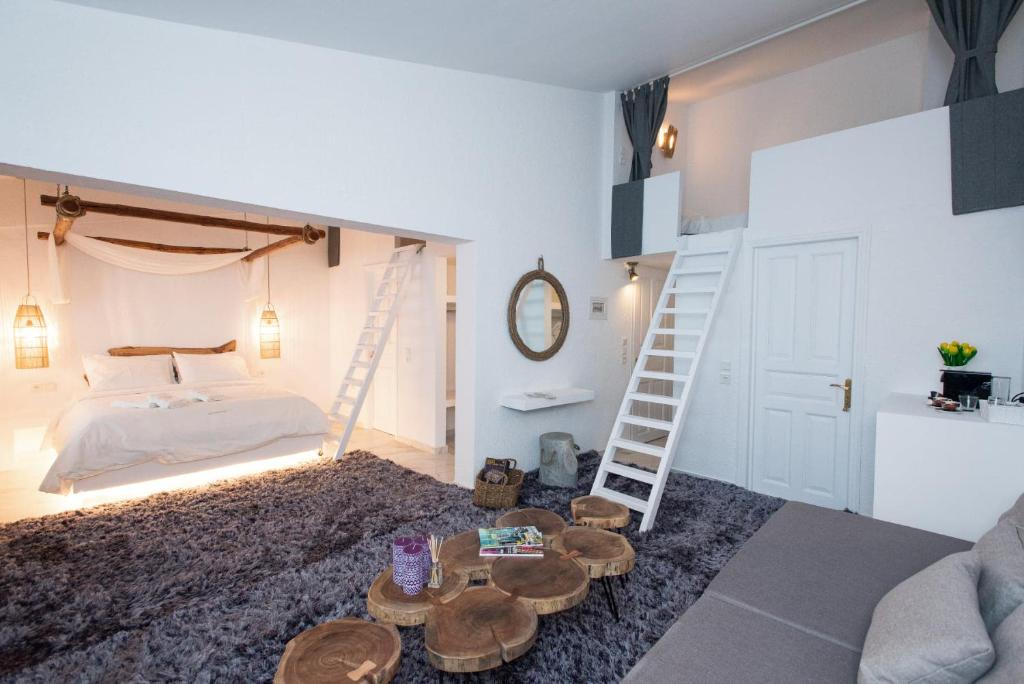 sypialnia z łóżkiem oraz drabiną i stołami w obiekcie Blue Mountain Guesthouse by Seablue w mieście Arachova