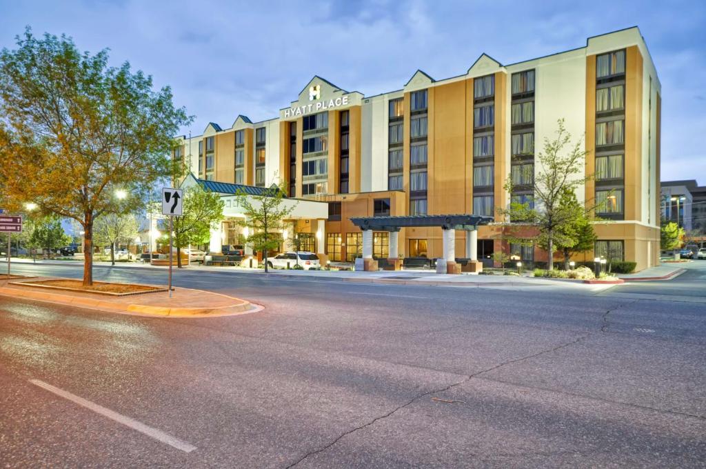 una calle vacía frente a un hotel en Hyatt Place Albuquerque Uptown, en Albuquerque