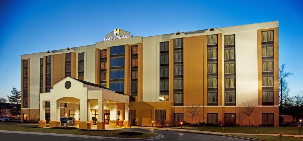 Hyatt Place Cincinnati Blue Ash في بلو أش: تقديم الفندق في الليل