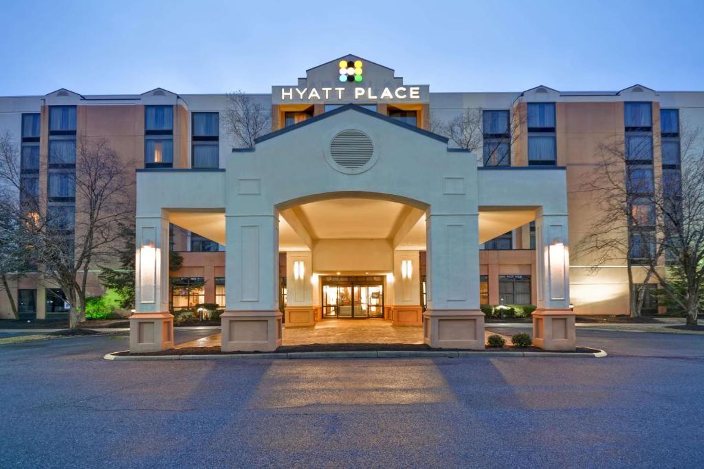 a front view of a hotel with a sign on it at Hyatt Place Columbus Worthington in Worthington