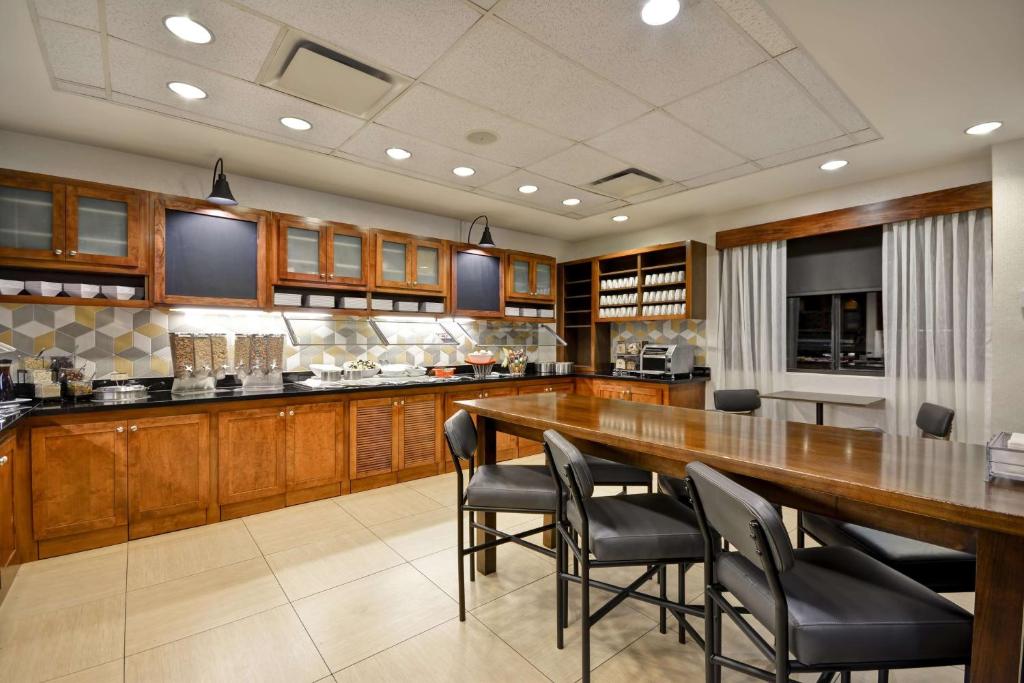 Kuchyň nebo kuchyňský kout v ubytování Hyatt Place Miami Airport-West/Doral