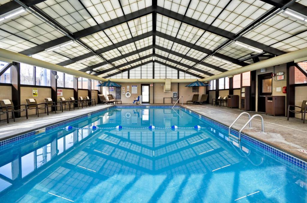 una grande piscina con un grande soffitto di Hyatt Place Minneapolis Airport South a Bloomington