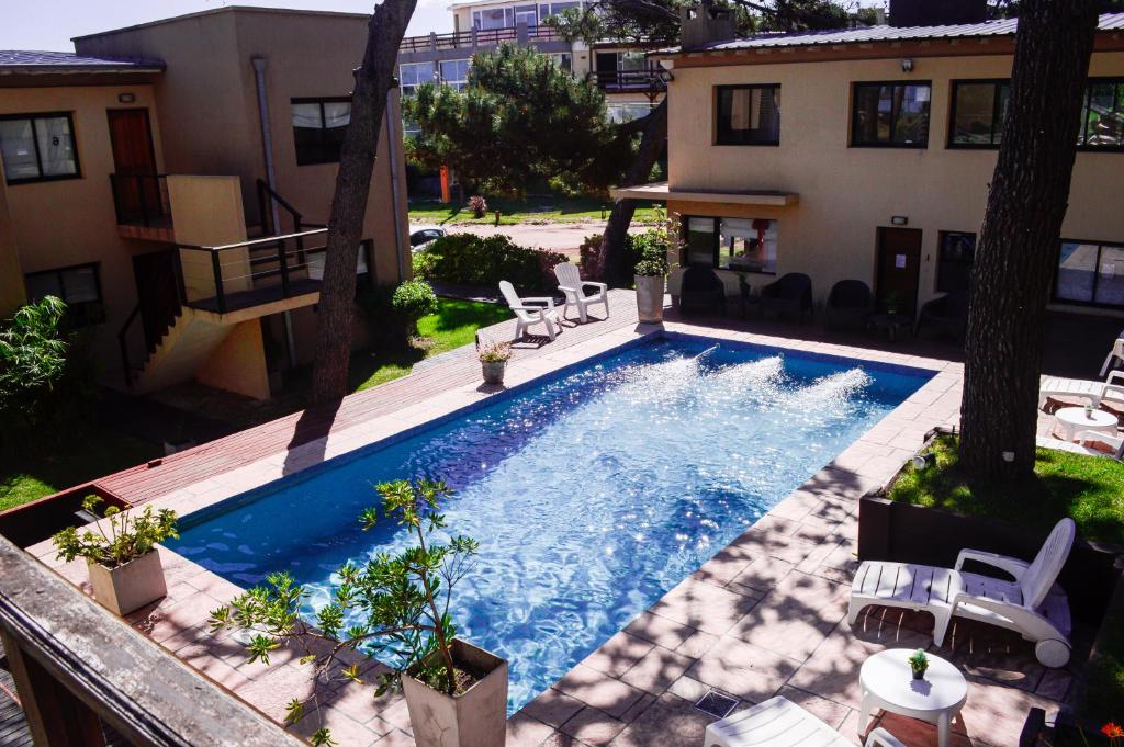una vista aérea de una piscina frente a una casa en Complejo Azul Marino en Villa Gesell