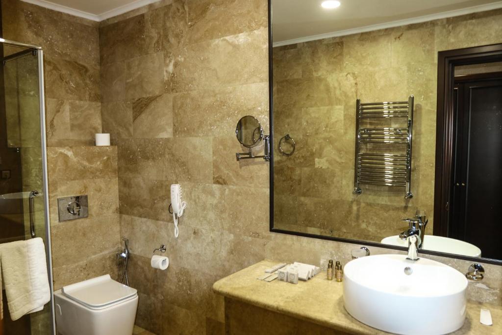 Koupelna v ubytování Konyak Hotel