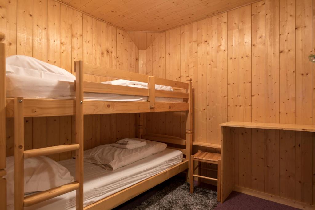 a bunk bed room with two bunk beds in a cabin at Chalet Le Lapye in Les Gets