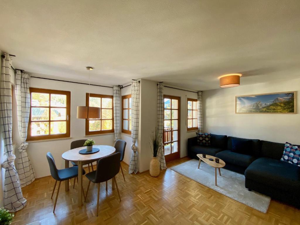 ein Wohnzimmer mit einem Sofa und einem Tisch in der Unterkunft Ferienwohnung Füsin in Berchtesgaden